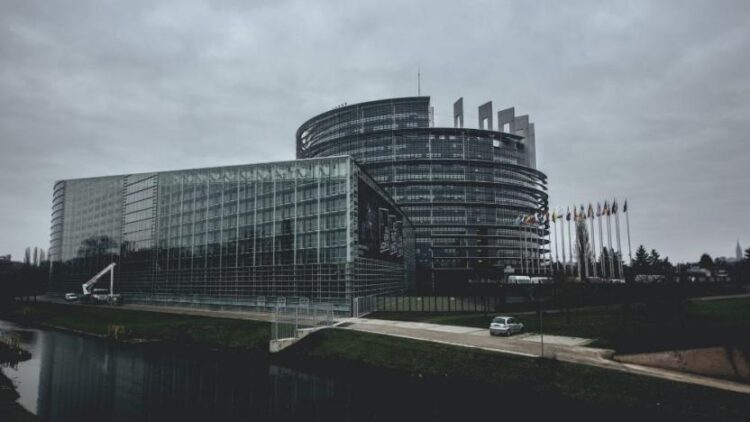 Avrupa Parlamentosu Ukrayna’nın başvurusunu kabul etti