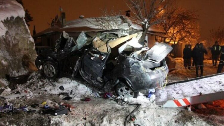 Gece yarısı korkunç kaza: Çok sayıda genç yaşamını yitirdi