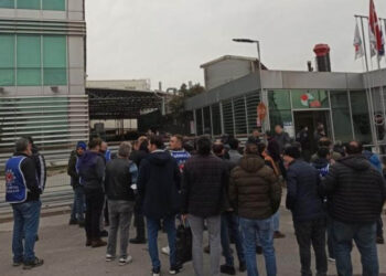 Hakkını arayan işçiler işten çıkarıldı, fabrika önünde direnişe geçti