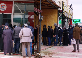 Vatandaş bu sefer de ucuz et kuyruğuna girdi