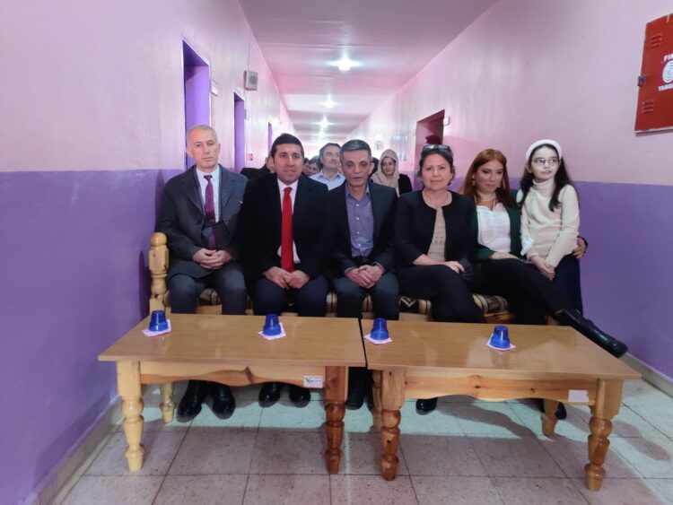 Eşine doğum günü ve evlilik yıldönümü hediyesi olarak Şırnak’ta okul kütüphanesi kurdu