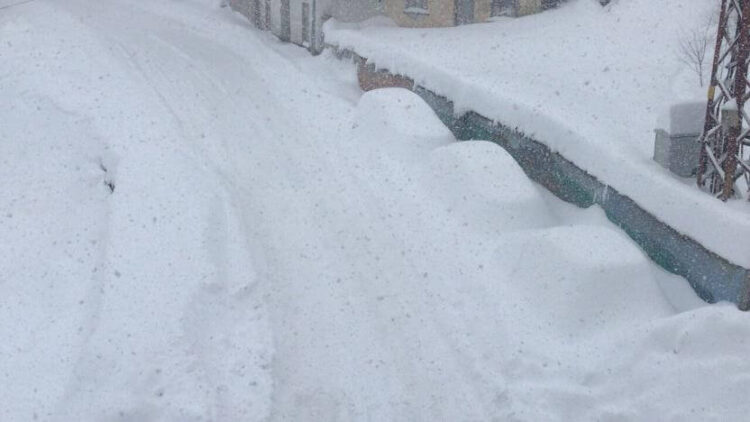 Kar kalınlığı bir metreyi aştı: Araçlar kayboldu
