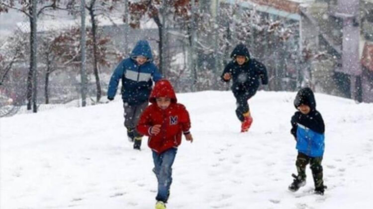 Yoğun kar yağışı nedeniyle birçok ilde eğitime ara verildi
