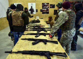 Ukrayna’da sivil halka silah eğitimi veriliyor