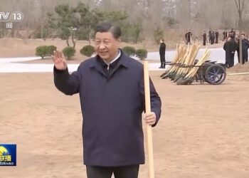 Xi, en üst düzey lider olmasının 10’uncu yılında ağaç dikme faaliyetine katıldı