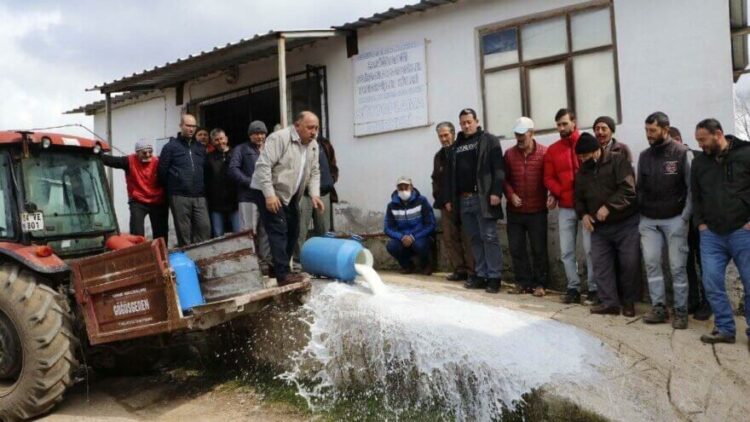 Mandıracılara kızan süt üreticileri kazan kaldırdı!