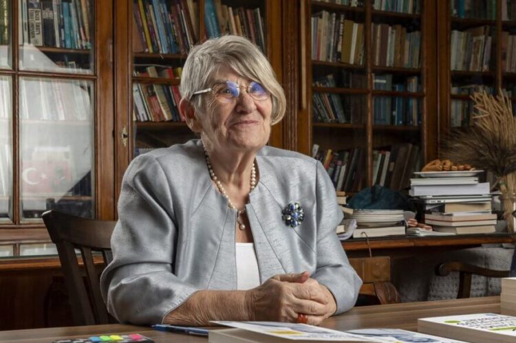 Canan Karatay: Biz ölürüz virüsler ölmez