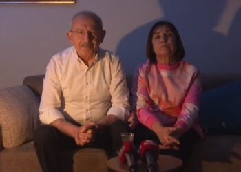 Kılıçdaroğlu, elektriği kesilen evinde konuştu: İmkansız görünen düşüncelerin zamanı gelmiştir