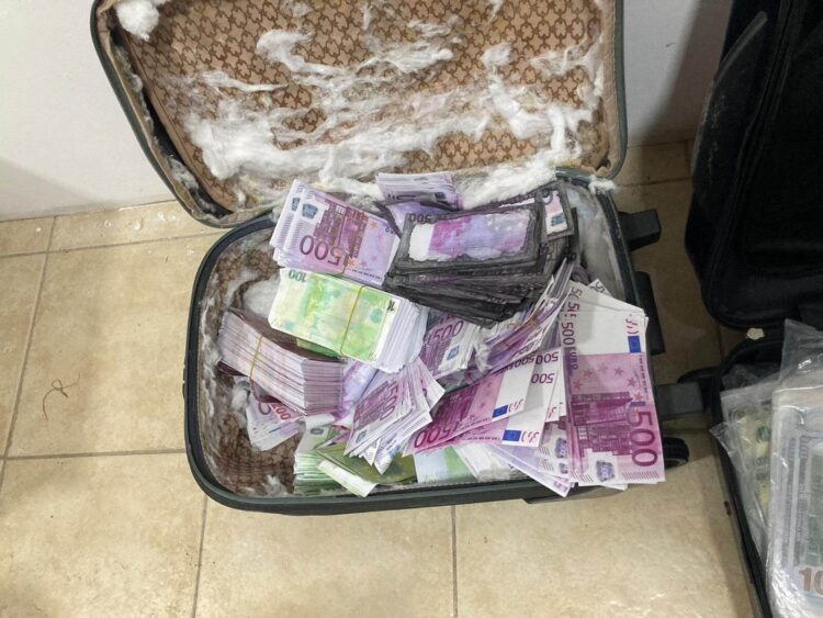 60 bin 950 dolarlık vurgun: Sahte paraları yıkayıp, ütülemişler