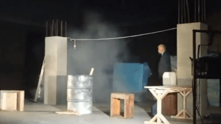 İkinci kez elektriği kesilen Moda Sahnesi’nde ‘ışıldakla’ oyun oynandı