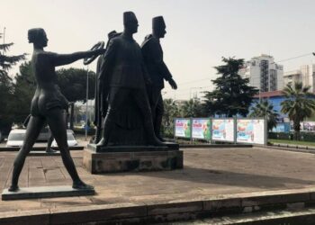 AKP’li belediye Atatürk heykelini reklam panosuyla kapattı