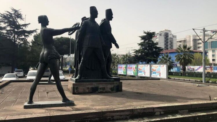 AKP’li belediye Atatürk heykelini reklam panosuyla kapattı