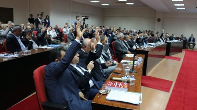 CHP’lilere destek veren AKP’li belediye başkanı disipline verildi