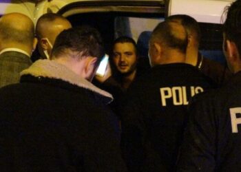 Kendisini evlatlık veren babasını öldürdü