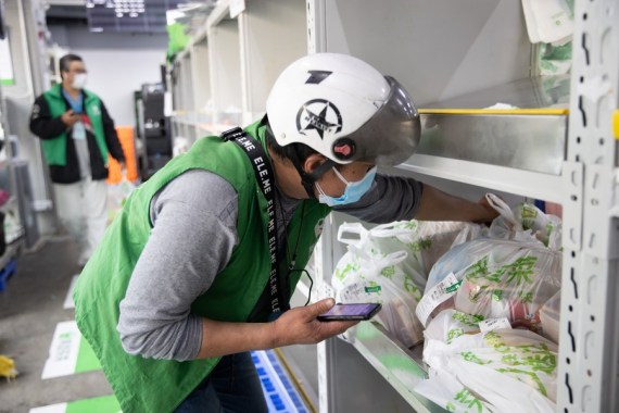 Kovid-19’un yeniden yükseldiği Shanghai’da yaşlı ve dar gelirlilere yardımlar artırıldı