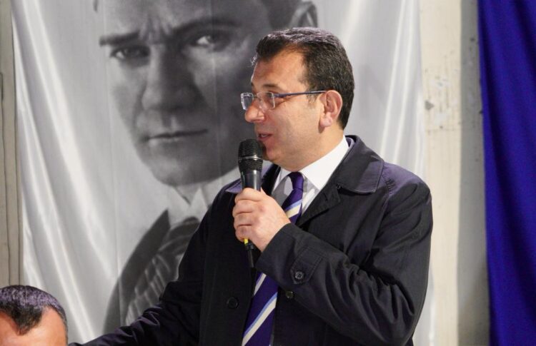 İmamoğlu, yerin 25 metre altında metro çalışanlarıyla iftar yaptı