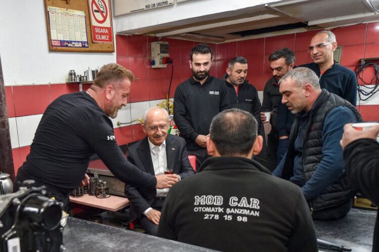 Kılıçdaroğlu iftarını oto sanayi çalışanları ile yaptı