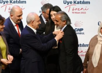 400 kişi CHP’ye katıldı… Rozetleri Kılıçdaroğlu taktı