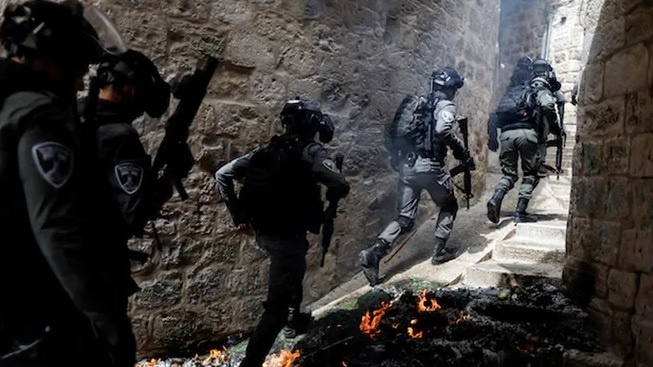 Mescid-i Aksa’da Filistinlilere saldırı