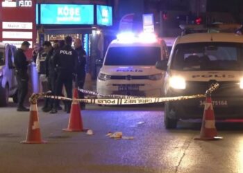 Genç kız otomobilden atladı, asfalt yüzünü parçaladı