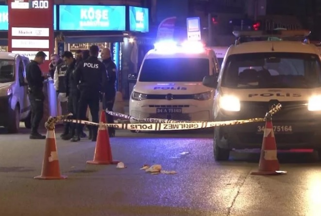 Genç kız otomobilden atladı, asfalt yüzünü parçaladı