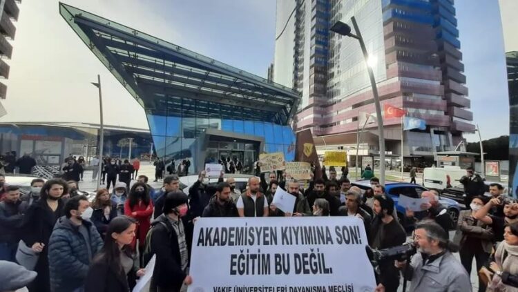 Nişantaşı’nda 40 akademisyen ‘güvenlik eşliğinde’ işten çıkarıldı