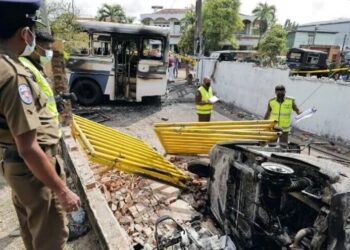 İflasın eşiğindeki ülkede OHAL ilan edildi