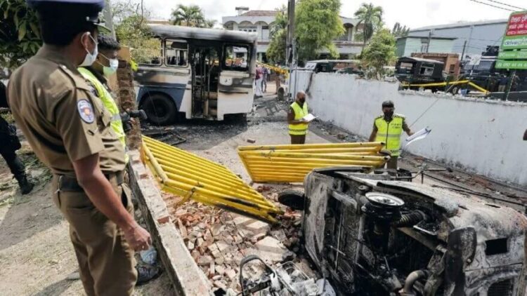 İflasın eşiğindeki ülkede OHAL ilan edildi