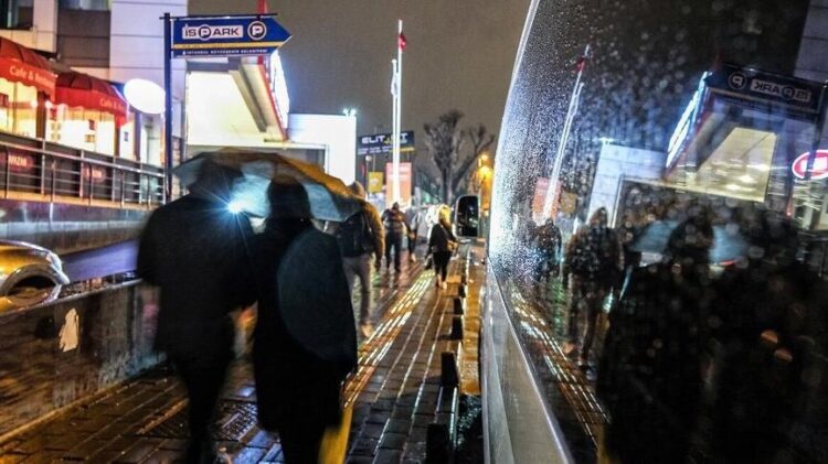 İstanbul için gök gürültülü sağanak yağış uyarısı