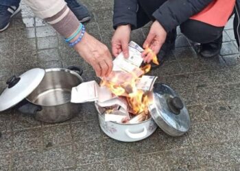 Zamlara karşı sokağa çıktılar, fatura yaktılar