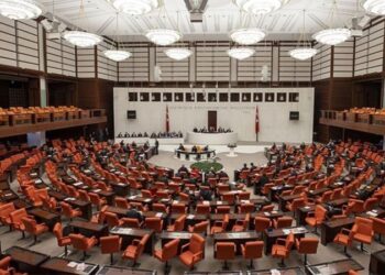 Kredi ve bursları kesilen öğrenciler Meclis gündeminde