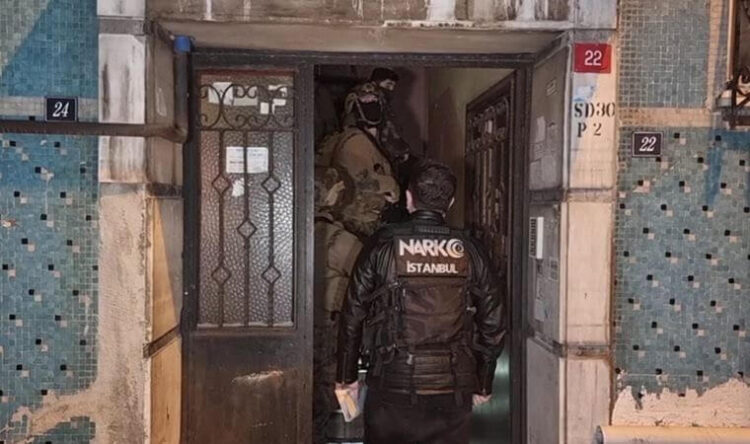 İstanbul’da uyuşturucu satıcılarına şafak baskını