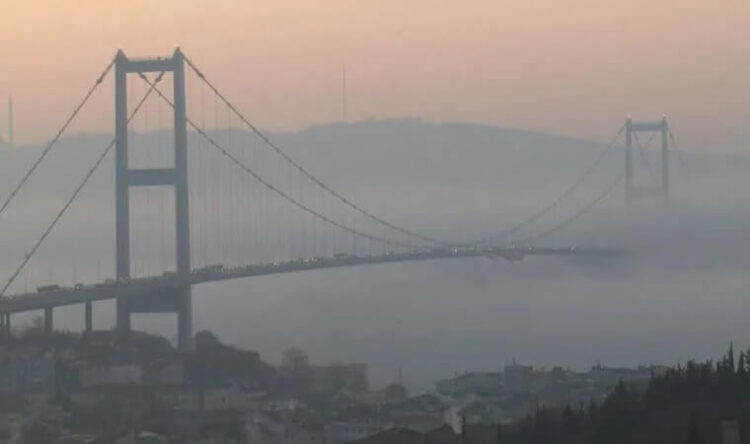 İstanbul Boğazı’nda sis alarmı: Gemi trafiği durduruldu