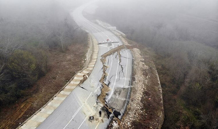 Düzce- Sakarya yolu çöktü: Ulaşım durdu