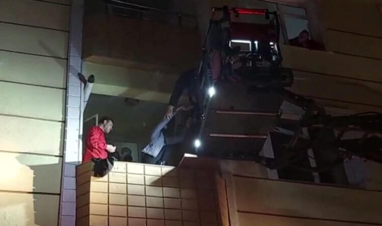 Tuzla’da 3 katlı binada yangın: 5 kişi hastanelik oldu