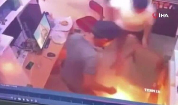 Telefona tornavida sokunca bomba gibi patladı