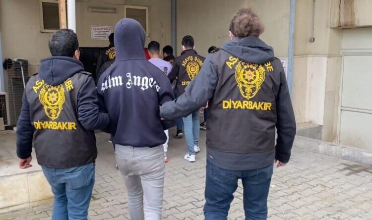 Fuhuş operasyonunda, biri kamu görevlisi çıktı