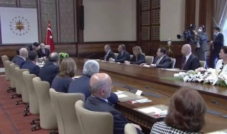 Erdoğan’ın kulağına söylenenler canlı yayına yansıdı!