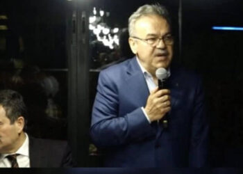 AKP’de açık mikrofon faciası! ‘Burada olmaması büyük bir dangalaklık’