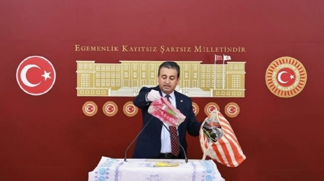 CHP’li Bulut Avrupa’dan gelen çöpleri Meclis’te sergiledi