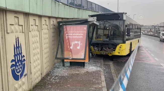 Zeytinburnu’nda İETT otobüsü durağa çarptı