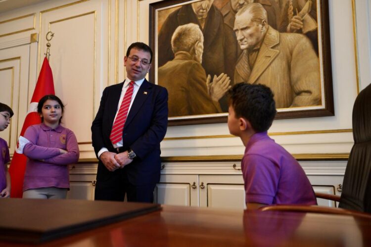 Koltuğunu Arif Kabasakal’a devreden  İmamoğlu: Her şeyi bir insan bilemez