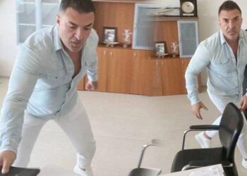 Dekan profesöre kılıçla saldırdı