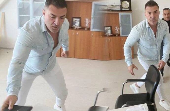 Dekan profesöre kılıçla saldırdı