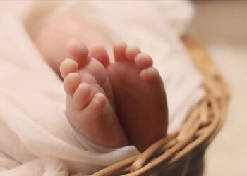 Evlat edindiği çocuğun babası kocası çıktı!