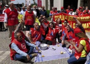 Emeklilerden eylem: ‘Geçinemiyoruz, hükümet istifa!’