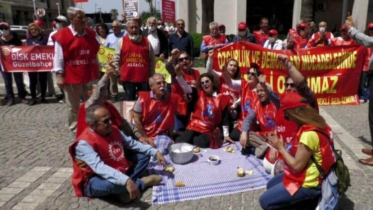 Emeklilerden eylem: ‘Geçinemiyoruz, hükümet istifa!’