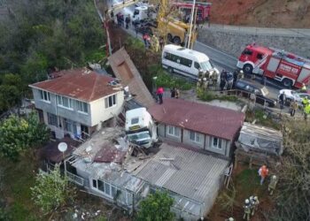 Sarıyer’de gecekondu üzerine TIR devrildi: Yaralılar var