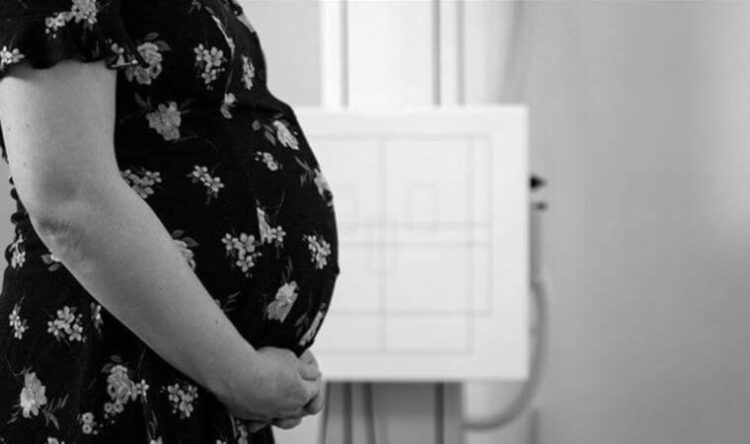 Normal doğuma zorlanan kadın ve bebeği yaşamını yitirdi