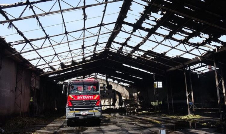 ‘Kuşum kaçtı’ diyerek çatısına çıktığı fabrikayı yaktı